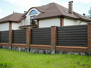 Из горизонтального штактеника забор черный купить Москва
